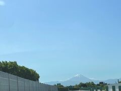 東京へ向かう途中、快晴のもと、富士山を拝むことができました。