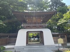 調布駅から深大寺へ向かう途中にある大正寺。山門周辺がきれいでした。