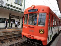 道後温泉駅に着きました。

私が乗ったこの電車は旧車両なので、ステップが結構高くスーツケースを持っての乗り降りに一苦労しました。
新型車両だと、ノンステップなのでそんなことないです。
