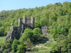 ラインシュタイン城というお城。
Bingen→St.Goarshausen間は、川の向かって左側にお城が多く見られます。