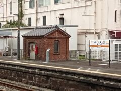 藤枝駅には、レンガの建物があります。