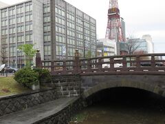 札幌テレビ塔を見ながら 創成川沿いを歩き
　