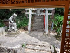 線路すぐの神社。この「参道」に踏み切りはないらしい。
最寄り駅は崎山駅、の崎山八幡神社。