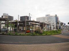 今日6月8日は、木曜日で県庁前で木曜市の開催日です。8時30分の高知駅発の奈半利駅行の電車に乗る前に見学に行ってみます。とさでん乗り場から、はりまや橋経由で県庁前下車。6時30分、今日は早起きです。