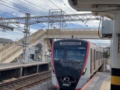 京成高砂駅で都営浅草線から来たスカイアクセス線に乗り換えます。
有料特急を除けば京成線より200円ほど高いですが
時間は２０分ほど速いです。