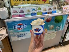 11:00　グルメ②ブルーシール(1回目)
☆塩ちんすこう

搭乗口降りてすぐの売店でブルーシールを見つけたので
さっそく食べてしまった♪
塩ちんすこう味がお気に入り！