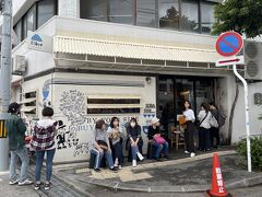 13:40　OKINAWA SOBA EIBUN着

予定を変更して3日目に行く予定だったそば屋へ。
この時間でも並んでる！！
ので、待ってる間周辺を散策。