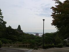『鹽竈神社』の横に『志波彦神社』もあるのですが、ここから塩釜港を眺めることができます。
この湾のことを『千賀の浦』と呼び、松島、遠くに金華山を望むことができるらしいです。

