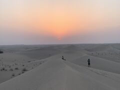 朝4時にツアーの車がピックアップに来ました。途中トイレ休憩を兼ねてタイヤの空気を抜いて出発。真っ暗な中、小さな鹿の群れに遭遇したりしました。
朝の砂漠は表面の砂は冷えているので裸足で歩いても大丈夫です。
少し砂を掘ると、下には暖かい砂のゾーンが。
気温も半袖１枚で快適。