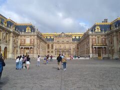 この日は某日系旅行会社主催のヴェルサイユ宮殿ツアーに参加。
ヴェルサイユ宮殿に到着すると続々とバスで団体さんが到着し、入口は長蛇の列。
ガイドさんの提案で並んでいる間を利用して写真撮影。
