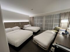 タクシーでDoubleTree by Hilton Hotel Cairnsへ。10分ほどで到着。タクシー料金は28.250ドル。
チャックインを済ませ部屋へ。なお、1泊分払い、アーリーチェックインできるようにしておきました。 詳しい内容はホテルの口コミを参考にしてください。