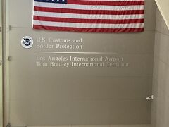 シップは定刻より30分ほど早くロサンゼルス国際空港に到着しました。大きな星条旗がお出迎え。アメリカに来たこと実感。到着便が重ならなかったこともあり、約30分ほどでC.I.Q.を通過。そしてターミナルからレンタカー屋さんへ向かいます。