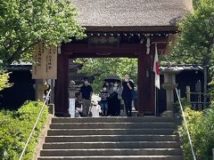 深大寺の山門、藁ぶき屋根です。