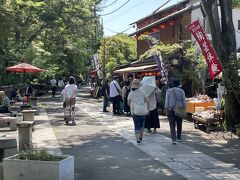 深大寺前のにぎやかな商店街。