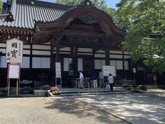 深大寺本堂です。沢山のお香が焚かれていました。