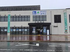 しかしながら、この前日に宮古の少し北で１日に６００ｍｍが降る集中豪雨。
八戸から来る途中、三陸道は通行止め、45号も通行止めで道路が寸断されました。

なのになぜ宮古まで到着できたかというと、三陸道が通行止めと言いつつバリケードも何もなかったから。行かれると思っちゃったんです。

トンネルの中とか結構な水でしたが、何とか走れるぐらいではありました。
（良い子は真似しないように）

で、この日も雨です。