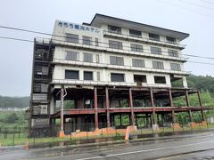 車で田老町へ。
震災の時、この街のニュースが結構流れていたのは、少し変わった地名で覚えていて、一度行きたいと思っていました。

津波で低層階が流されたホテル。震災遺構になっていますが、今はある程度の団体で予約してそれなりのお金を払って見る施設になっています。

受け入れ側もその方が楽なのでしょうが、震災を語り継いでいくという観点ではどうなのだろう？