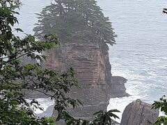 その観光ホテル脇の道を上がっていくと、三王岩を見下ろせる展望台があります。

この岩は津波を生き延びました。