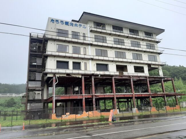 車で田老町へ。<br />震災の時、この街のニュースが結構流れていたのは、少し変わった地名で覚えていて、一度行きたいと思っていました。<br /><br />津波で低層階が流されたホテル。震災遺構になっていますが、今はある程度の団体で予約してそれなりのお金を払って見る施設になっています。<br /><br />受け入れ側もその方が楽なのでしょうが、震災を語り継いでいくという観点ではどうなのだろう？