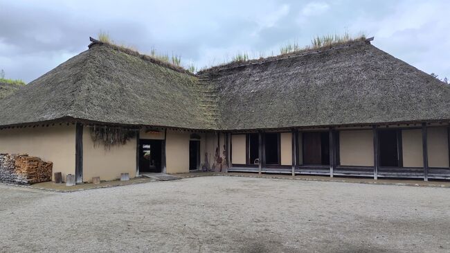 重要文化財の「菊池家曲り家」。<br /><br />馬屋と住居が一緒になった家で、１７５０年頃の建築だそうです。<br />人と馬がともに生きた遠野の文化を伝える施設です。