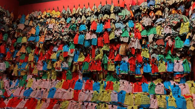 曲り家の奥の廊下の先にお堂があり。娘と馬の恋物語で知られるオシラサマを千体展示していました。