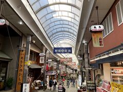 お目当ての喫茶店の開店時間に合わせてやって来たので、アーケードの賑わいはこれからでしょうか。