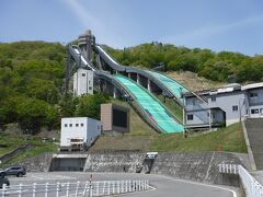 お次にやってきたのはジャンプ台。駐車場無料です。