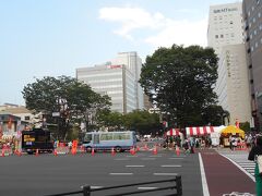 東横イン仙台東口2に宿泊しました。
駅から探して見ても高いビルばかりです。
徒歩5分位で初めてでは分かりにくい場所でした。
ブッフェの無料の朝食に何と焼き鳥が後から出てきて
ビックリです。
女性がニコニコして紙コップに入れて
2本もお代わりをしていました。
1本頂きましたが柔らかく大きく甘めですが美味しかったです。

いろんな屋台がでています。