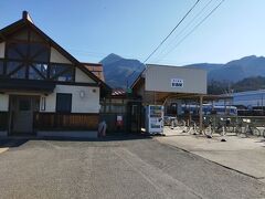 秩父鉄道の影森駅。とてもレトロな駅舎だ（駅舎は右のヤツです）。