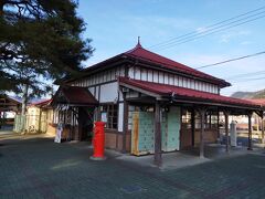 渓谷を楽しんだ後、再び長瀞駅に戻ってきた。
これが長瀞駅の駅舎。今は見なくなった赤ポストが懐かしい。