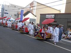 神明宮でしょうか　巫女行列、巫女さんが運ばれています。