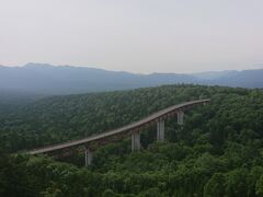 カフェのある三国峠から南（帯広方面）へちょっと進むと、道路の左側に車を停めるスペースがあります。ここが松見大橋を上から撮影できる場所になります。車を停めて側の橋まで行くと、眼下に松見大橋を見ることが出来ます。