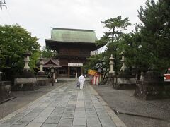 陸上競技場のすぐ近くにある白山神社　走る前にウォーミングアップもかねて