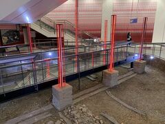 ワットポー最寄りのサナームチャイ駅

駅の建設時に発掘された遺物が展示されている