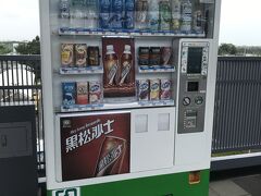 【ホームにポツンと自販機】

海外には自販機がないと聞きますが、台湾にはあちこちに設置されてます。