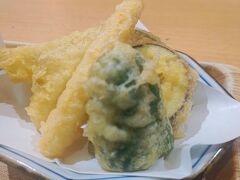 天ぷらは海老と白身魚に、ピーマン・茄子・カボチャ。他にも海老が3本ついてくる海老天定食とか、イカが追加された天ぷら定食などもあります。作り置きではないので、フードコートでも揚げたてを楽しめます。