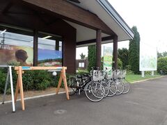 十勝川温泉観光ガイドセンターで電動自転車を借ります。電動ママチャリ1人1時間200円（宿泊者価格）でした。