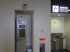 搭乗前に51番ゲート付近にホシザキの「給湯/給水機」を見つけました。空港のホームページによると「各ターミナルに水飲み場や給湯/給水を設置しております」とのことでした。便利そうなので今度利用してみようと思いました。