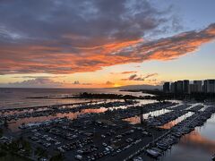 夕方ホテルに戻って。ラナイからの夕日。