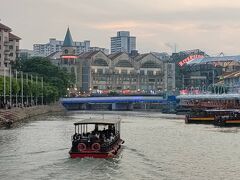 MRTをシティホールで降りて歩いていくと、間もなく「クラーク キー」が見えてきました。