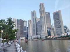 「シンガポール川」の川岸から対岸にそびえたつ「ラッフルズ プレイスの高層ビル群」を見ることができました。