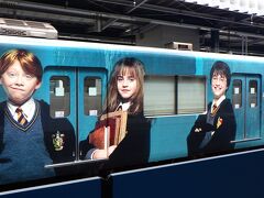 この電車を観てると、子供の様にワクワク感が増して来ます。ロン、ハーマイオニー、ハリーの三人のどっ・アップ写真。