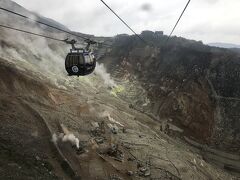 ケーブルカーの終点早雲山でロープウェイに乗り換え15分で大桶谷へ。
硫黄で山林の草花が育たなくなっている姿を目の当たりできるのは、大桶谷周辺。
２日間で最も標高が高く、1044m。