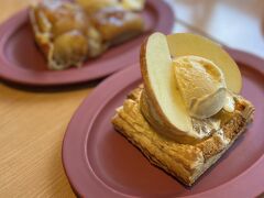 蜜りんごのアップルパイと県産りんごのタルト･タタンを注文しました。グハっこれは美味しい！