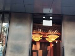 初日のお宿、サウスウエストグランドホテルです

 Plan・Do・Seeのホテルで、今年の6月にオープンしたばかりの
新しいホテルです

フロントが1Fレストランの受付も兼ねており、一件カジュアルな雰囲気なのですが、荷物を部屋まで上げて頂けます。

こじんまりしてはいますが、実体は相当な高級ホテルです