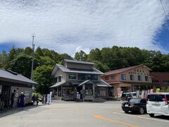 9:30過ぎに八島湿原駐車場に到着。
すでに8～9割駐車場は埋まっていましたが、停められました。
1時間半ほど後に出る時には満車で、駐車場待ちの車の列も出来てたので、ギリギリ良い時間に到着することができました。
駐車場にはきれいなトイレ有り。(協力金100円)