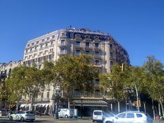 今回宿泊したのはマジェスティックホテル。
パリのハイアット・リージェンシーは4つ星、こちらは5つ星ですが、
値段はほぼ同じ。
バルセロナのほうが全体的に物価は安い印象。