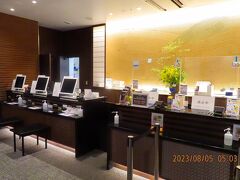 自動チェックイン機らしきものもありますが、チェックイン時は面談式のアナログでした。