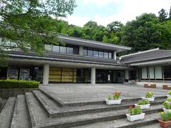 【平泉文化遺産センター】
贅沢な装飾の金色堂を建てた奥州藤原氏とは何者なのか、知りたくなって資料館で少しだけ知識を蓄えました。
奥州に特異な文化があったんですね。

-浄土思想という思想を持っていた。都の文化を取り入れて寺院を建造していた。
-金を産出する地域だったから財力があったらしい。

※実は世界遺産の町平泉には資料館の類がいくつかあります。
『岩手県立平泉世界遺産ガイダンスセンター』というのもあります。私は適当にナビ検索して行ったので違いはわからぬままです。