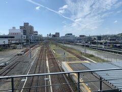 桑名駅、きれいになっていました。この先に、日本で唯一の踏切が。ナローゲージ(三岐鉄道）、狭軌(JR関西線）、標準軌(近鉄）を一度にわたることができます。